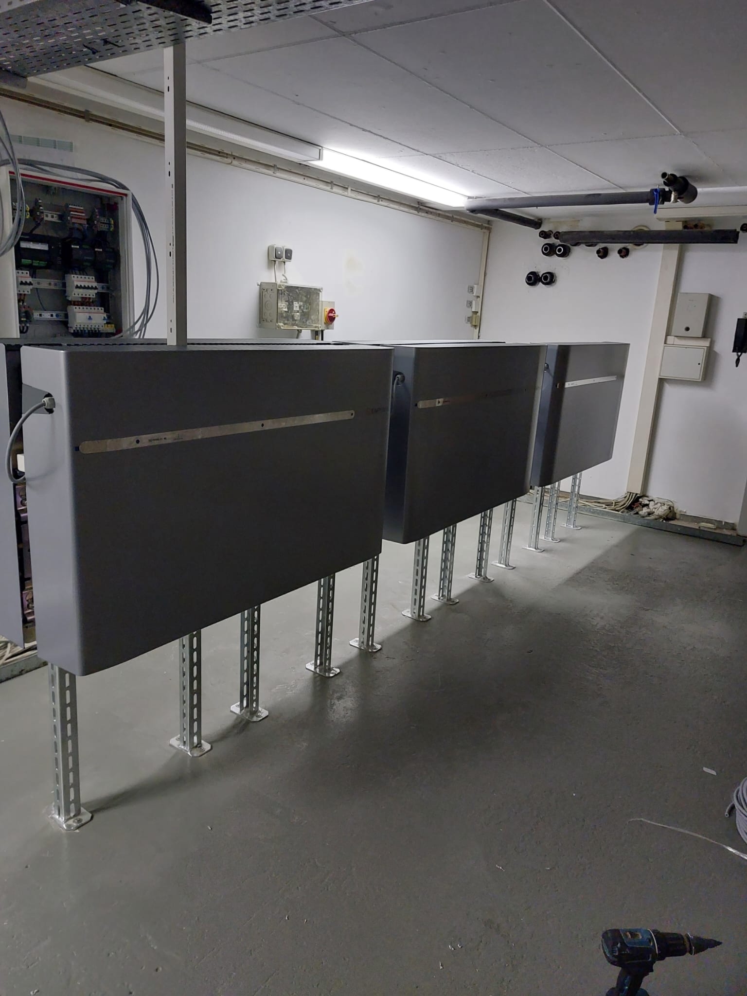 Batteriespeicher im Keller (50 kWh Kapazität)