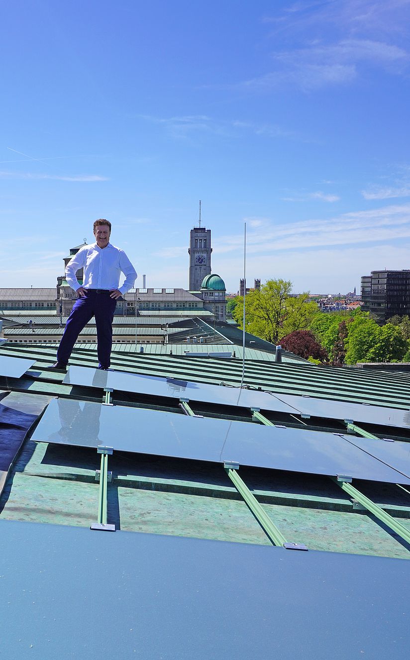 Prof. Wolfgang M. Heckl zwischen den PV-Modulen · Foto: Deutsches Museum