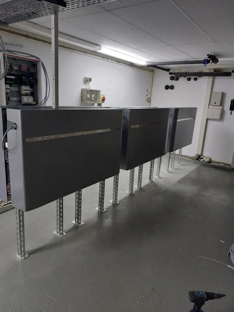 Drei Batteriespeicher-Module auf Montageständern im Kellerraum des Deutschen Museums